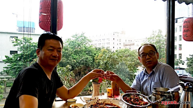 新闻中心 03 酒逢知己雨后赋 《酒中欢》     对酒当歌,人生几何