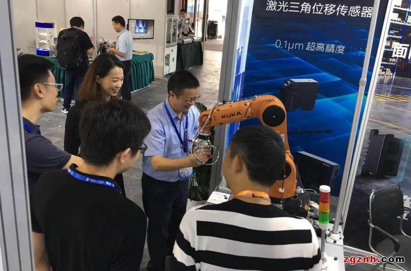 海伯森展示了公司全系列产品，包括六维力传感器、面阵固态激光雷达、单点ToF测距传感器、激光三角位移传感器等，并在现场对客户做了专业的解说。
