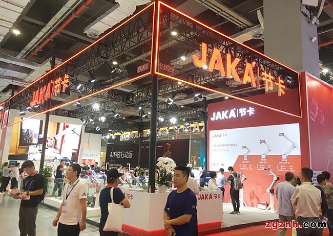 节卡
JAKA节卡机器人创立于2014年，音译自英文名“JAKA”（Just Always Keep Amazing）永葆卓越之意，是一家聚焦于新一代协作机器人本体与智慧工厂创新研发的高新技术企业。
节卡传承了上海交通大学机器人研究所自1979年以来的机器人核心技术积累与研发基因，组建了由10余名领域权威专家及百余名资深工程师组成的庞大研发团队，目前在驱控一体化、一体化关节、拖拽编程、无线互联等多项应用上取得了创新性突破，不断引领着机器人技术发展潮流。