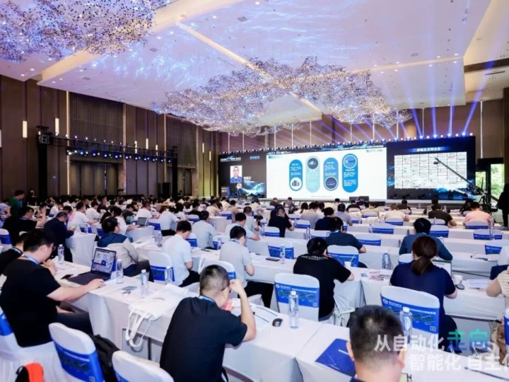 华成工控参编产业白皮书，斩获行业双奖！（智能化学会副会长单位）